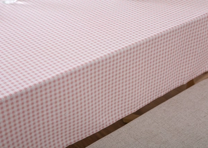 Gedetailleerd macrozicht op de textuur van het roze geruite katoenen linnen tafelkleed