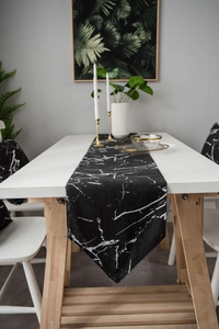Dettaglio di runner da tavolo nordico con motivo marmo bianco e nero in casa moderna