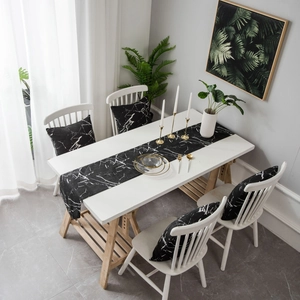 Set moderno runner da tavolo in marmo nero e fodere per cuscini coordinate per decor