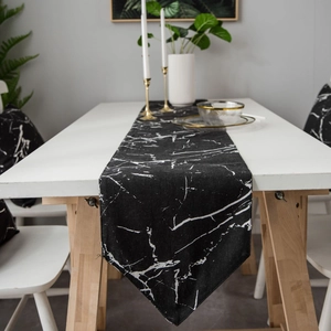 Runner da tavolo moderno stile nordico con motivo in marmo bianco e nero su tavolo bianco