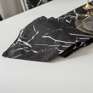 Runner da tavola nordico moderno con motivo marmo nero e venature bianche su bianco