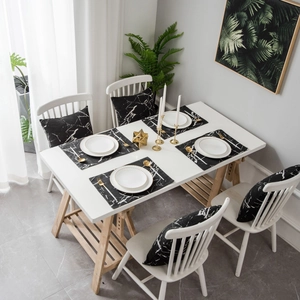 Runner da tavolo nordico moderno e set di cuscini con motivo marmoreo su tavolo da pranzo
