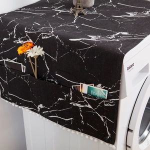 Schwarze Kühlschrank-Abdeckung in Marmor-Optik mit Seitentaschen und weißen Pompons