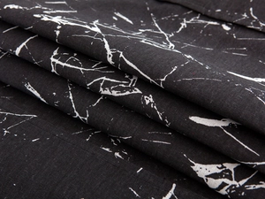 Detail des schwarzen Marmordruck-Stoffes mit Leinenstruktur und Marmormuster