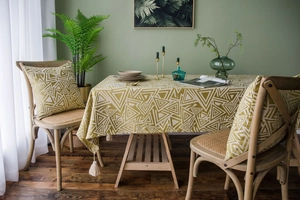 Detailansicht der olivgrünen Tischdecke mit geometrischem Jacquard-Muster