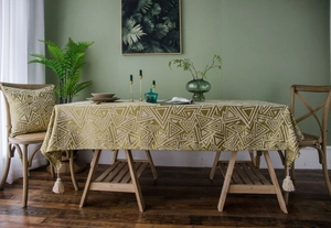 Detail der Jacquard-Tischdecke mit geometrischem Muster und Fransen samt Kissen