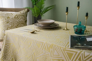 Detailansicht von Jacquard-Tischläufer und Kissenbezug mit geometrischen Mustern