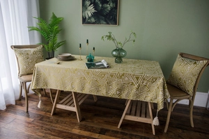 Detail einer Jacquard Tischdecke mit geometrischem Muster und Fransen