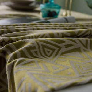 Japanische Jacquard-Tischdecke mit gelbem Geometriemuster und eleganten Fransen