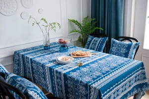 Detalle del mantel de algodón y lino azul retro con estampado de encaje y fundas de silla