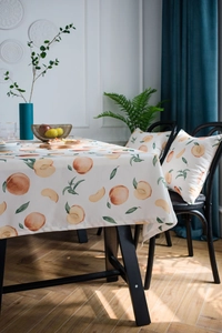 Detailansicht der Tischdecke und Kissen mit Pfirsichmuster und Stoffstruktur-Details