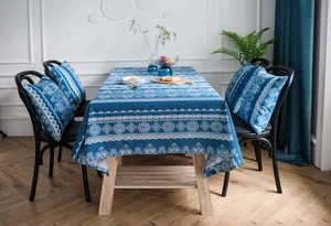 Detalle del mantel vintage azul con encaje y juego de cojines a juego en el comedor moderno