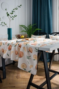 Detail einer Tischdecke mit Pfirsichmuster und passendem Stuhlkissen mit Stofftextur