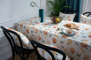Detailansicht der Tischdecke mit Pfirsichmuster und passenden Stuhlbezügen im Esszimmer