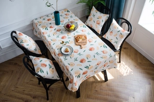 Detail einer rechteckigen Tischdecke mit Pfirsichdruck und passenden Kissenbezügen