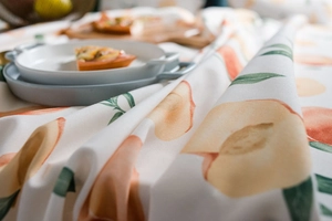 Detailansicht der Tischdecke mit Pfirsichdruck und realistischen Fruchtmustern aus Stoff