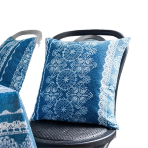 Mantel vintage de algodón y lino azul con funda de cojín y motivos florales de encaje