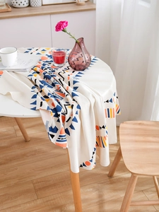 Vue détaillée d'une nappe ronde ethnique en lin et coton avec des motifs bleus géométriques