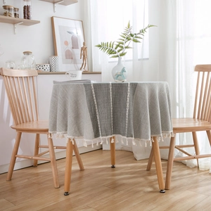 Minimalistische grau-grüne runde Leinentischdecke mit weißen Quasten und Streifen