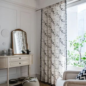 Tenda con motivo marmo bianco con rami neri e finiture a frange per la decorazione