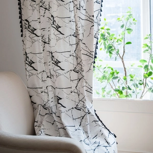 Tenda minimalista con stampa in marmo bianco e nappe nere per l'arredamento del soggiorno