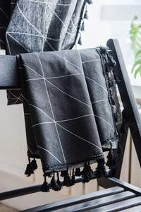 Détails du rideau en coton et lin noir avec motifs géométriques et des glands