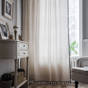 Gänseblümchen-Vorhang in Off-White mit schwarzen Quasten und geometrischem Muster