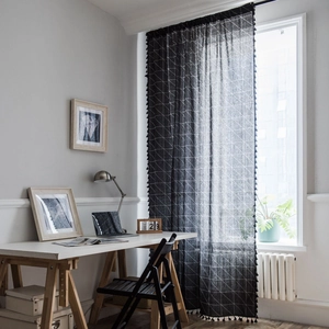 Rideaux modernes à motif géométrique noir et blanc avec pompons pour fenêtre de bureau