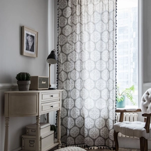 Rideau gris en coton et lin avec motif mandala blanc et pompons noirs décoratifs