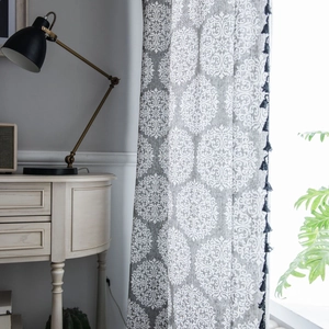 Rideau en lin gris avec motifs mandala blancs et bordure élégante à pompons noirs fins