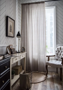 Dettaglio della tenda a scacchi bianchi e neri stile giapponese con frange beige