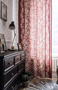 Dettaglio della trama delle tende rosso arancio in stile rustico americano elegante