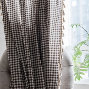 Tenda a quadretti marrone in stile giapponese in cotone e lino con eleganti bordi a nappa