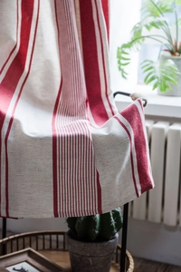 Détail du rideau en coton et lin à rayures rouges et blanches avec texture naturelle