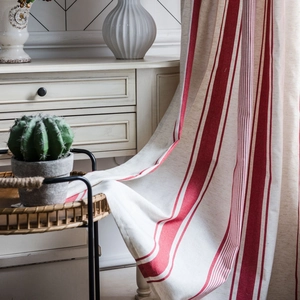 Rideau de fenêtre à rayures rouges classiques en tissu beige pour déco cuisine rustique