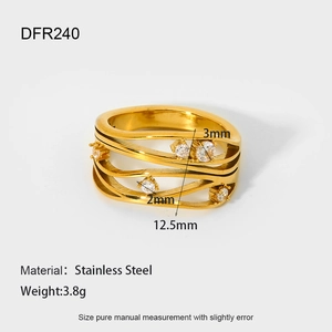 Vue détaillée de la bague multicouche en acier doré 18 carats avec pierres de zircon