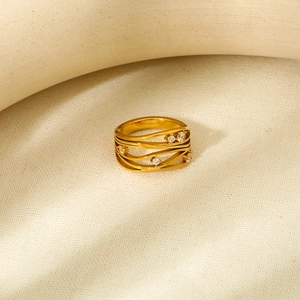 Bague multicouche ondulée en acier inoxydable avec pierres de zircon et finition en or 18 carats