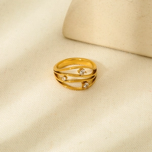 Bague élégante en acier inoxydable plaqué or 18K avec vagues ajourées et trois zircons