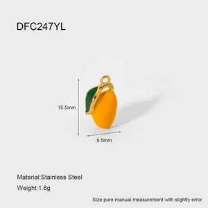 Makro-Detail eines 15,5mm gelben Mango-Anhängers aus vergoldetem Edelstahl-Schmuck