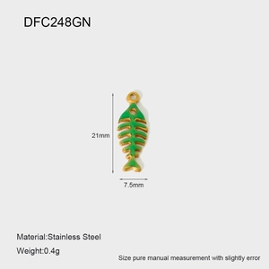 Detail eines 21mm Fischgräten-Anhängers aus vergoldetem Edelstahl für DIY-Schmuckherstellung