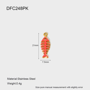Detail eines 21 mm kleinen Fischgräten-Anhängers aus Edelstahl mit orangefarbenem Email