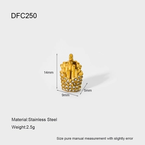 Makroaufnahme von 14mm Pommes-Anhänger aus Edelstahl mit weißen glitzernden Strasssteinen