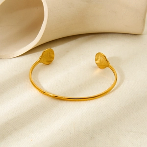 Bracelet jonc ouvert en acier inoxydable plaqué or 18k avec breloques coquillages