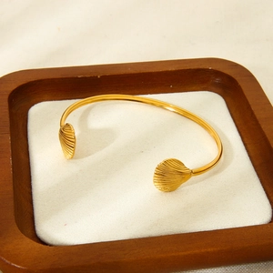 Bracelet jonc ouvert en acier plaqué or 18k avec design de coquille Saint-Jacques