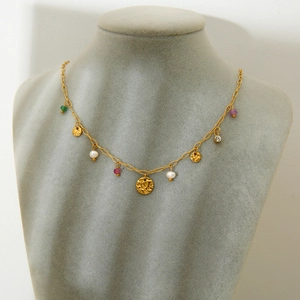 Detail van PVD 18K gouden ketting met zoetwaterparels en kleurrijke edelsteenhangers