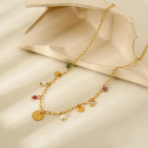 Detail van de PVD 18K gouden ketting met zoetwaterparels en kleurrijke edelsteenkralen