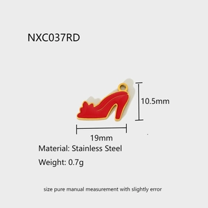 Dettaglio del ciondolo scarpa con tacco smaltata rossa e bordi in acciaio dorato