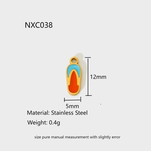 Dettaglio del ciondolo in acciaio inossidabile da 12mm x 5mm con dimensioni e peso esatti
