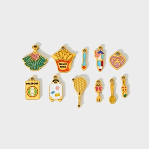 Ensemble détaillé de pendentifs en émail coloré avec motifs frites et passeport