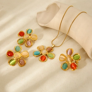 Conjunto de joyas florales de oro de 18K con pétalos de cristal de ojo de gato de color